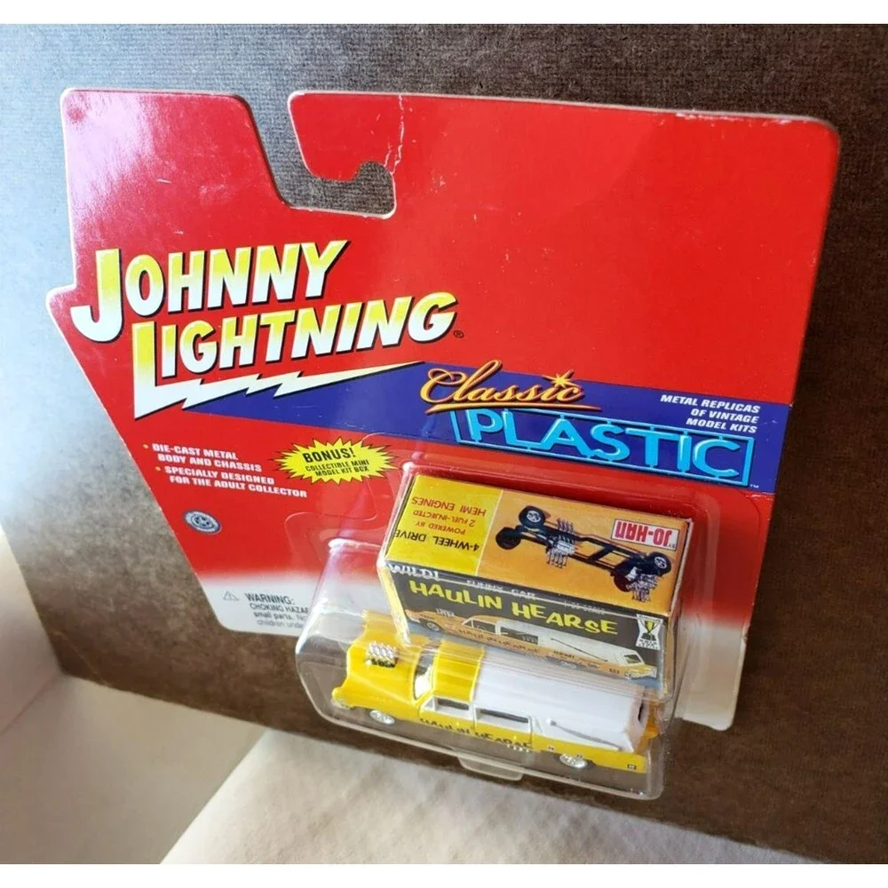 2001 Johnny lightning WILD! HAULING HEARSE Yellow CLASSIC PLASTIC Funny Car 1:64
